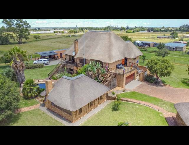 8 BEDROOM BED & BREAKFAST FOR SALE IN MOOILANDE